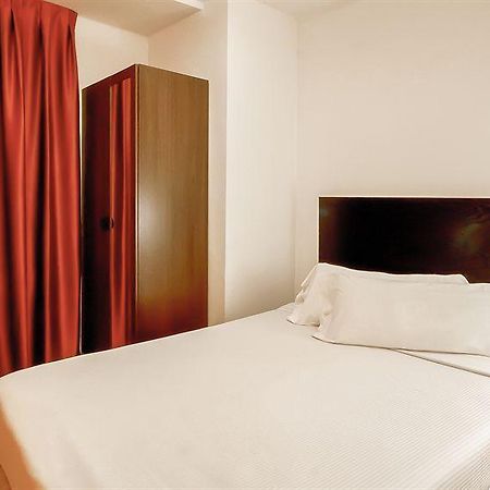 Kubik Hotel Caces Екстериор снимка