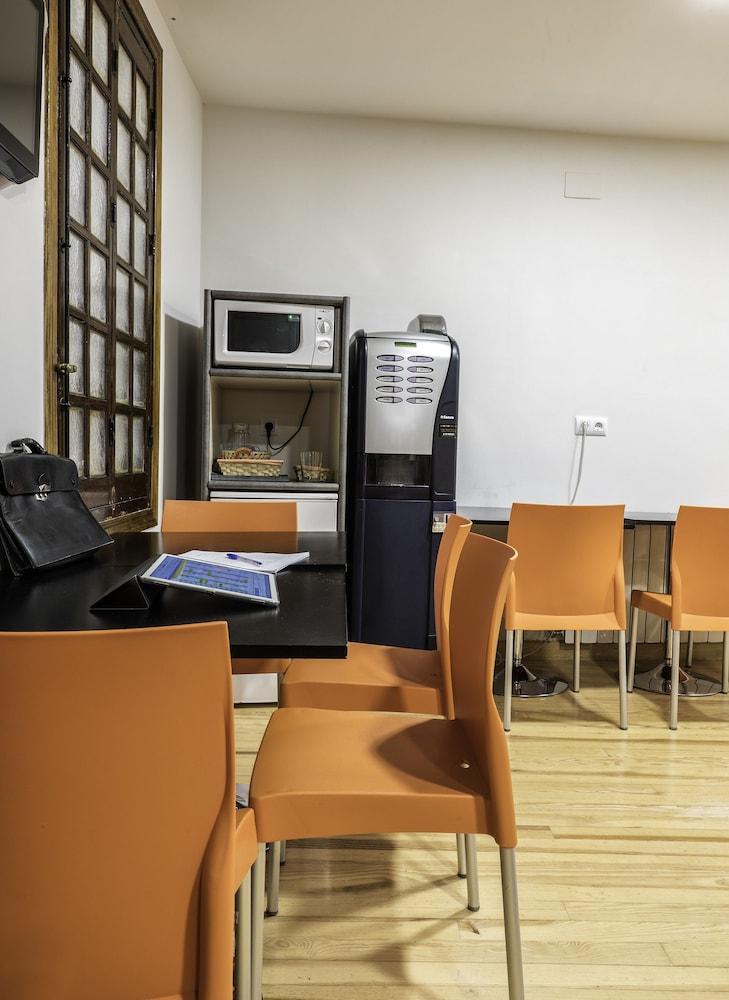Kubik Hotel Caces Екстериор снимка