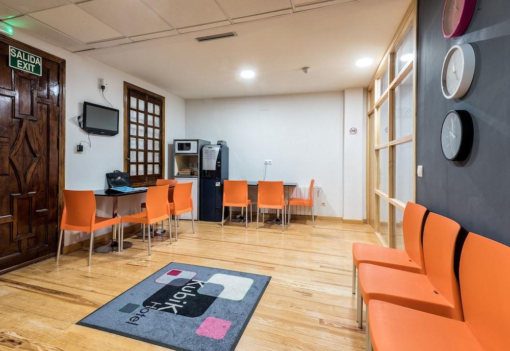 Kubik Hotel Caces Екстериор снимка