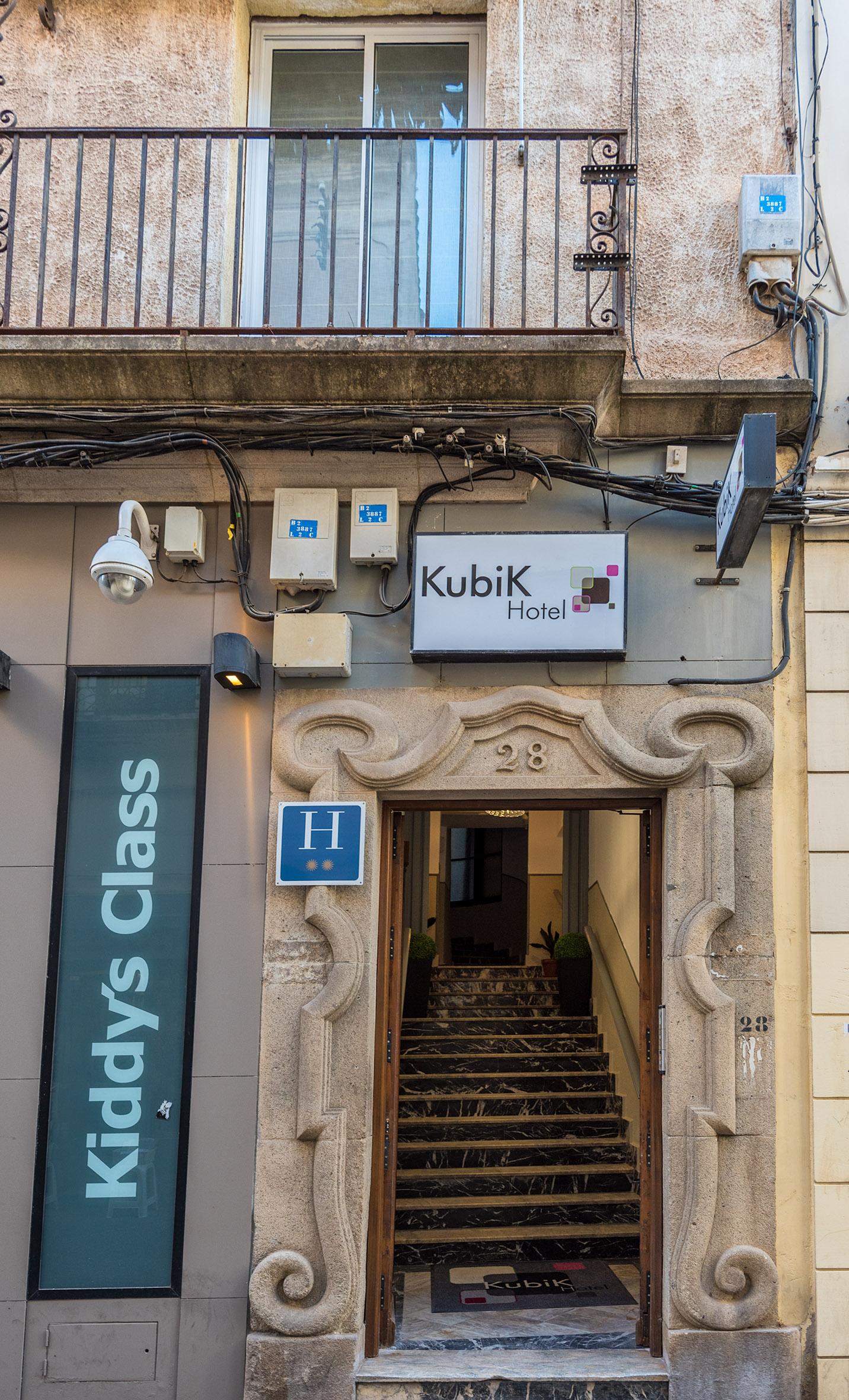 Kubik Hotel Caces Екстериор снимка