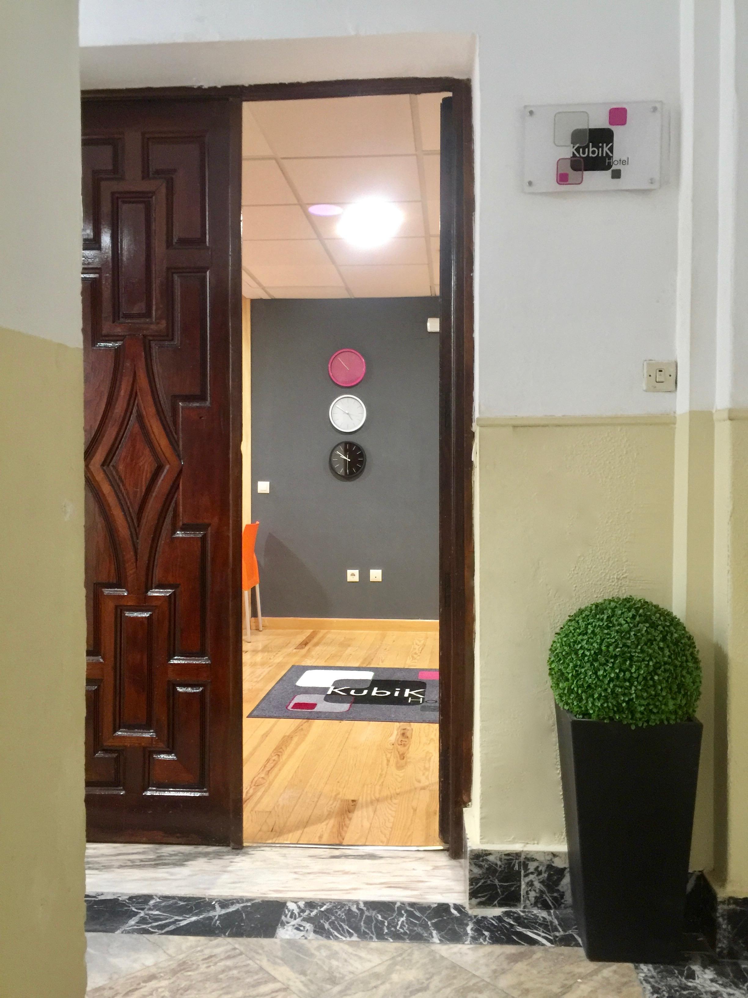 Kubik Hotel Caces Екстериор снимка