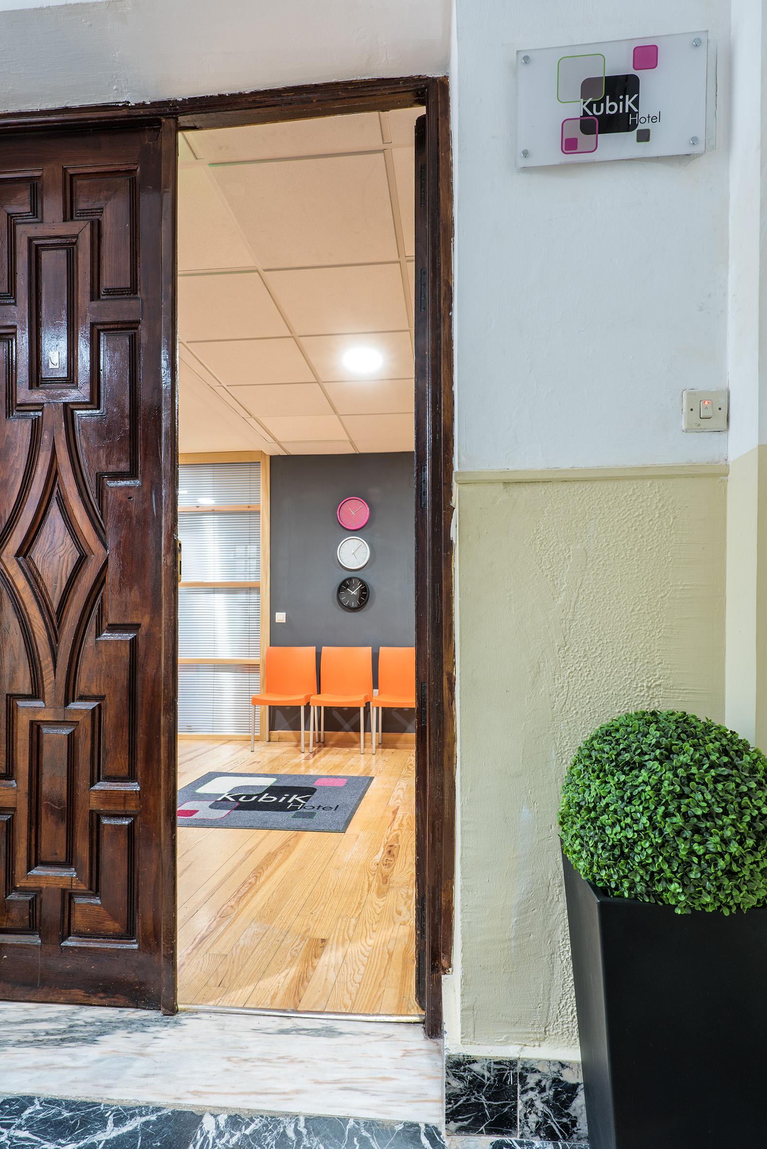 Kubik Hotel Caces Екстериор снимка