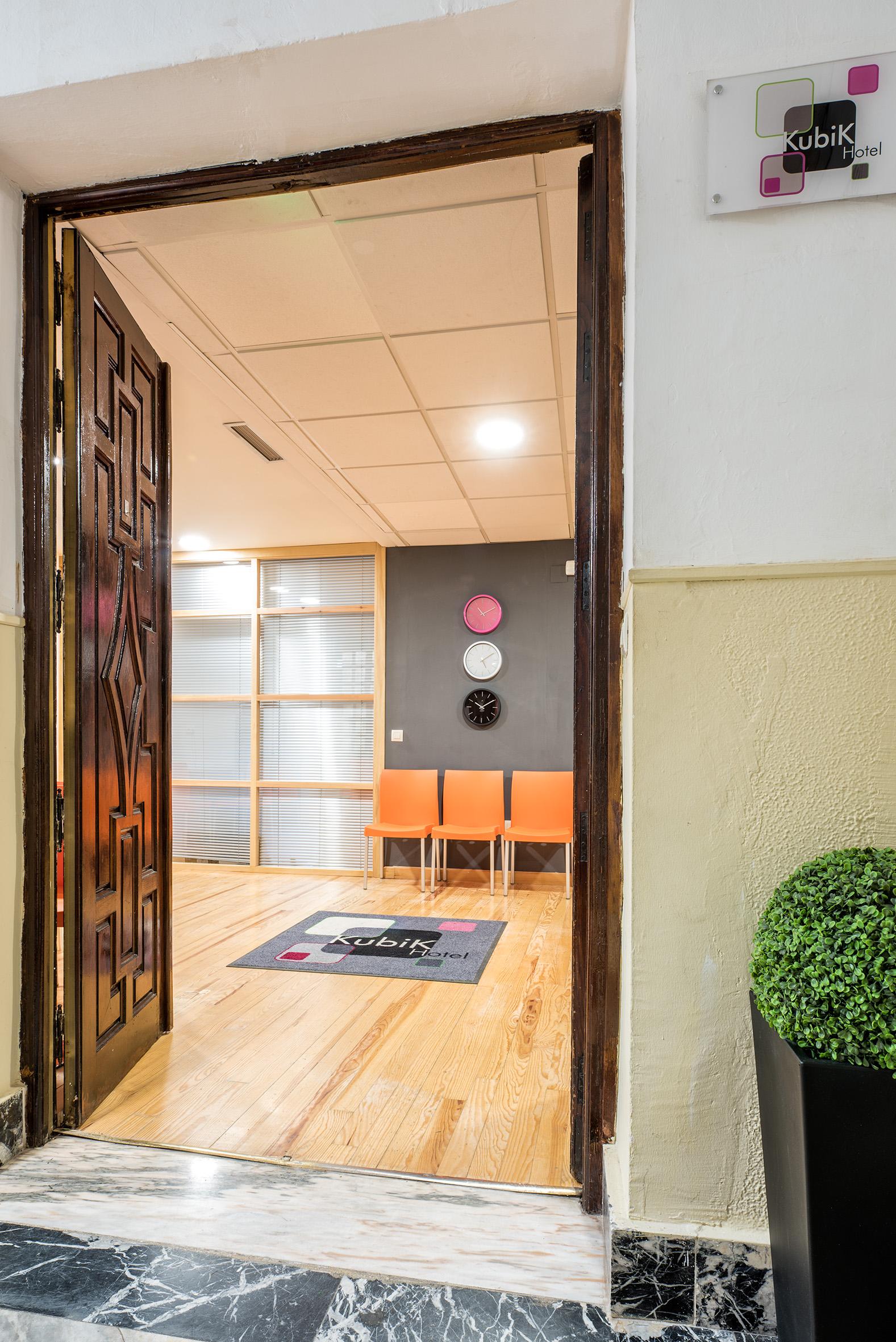 Kubik Hotel Caces Екстериор снимка