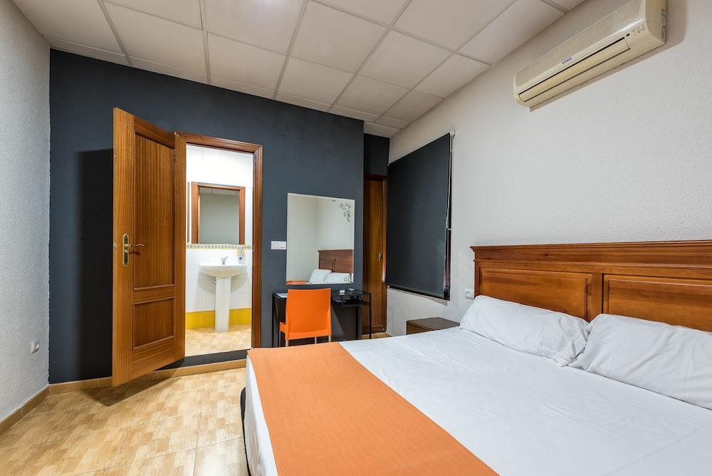 Kubik Hotel Caces Екстериор снимка