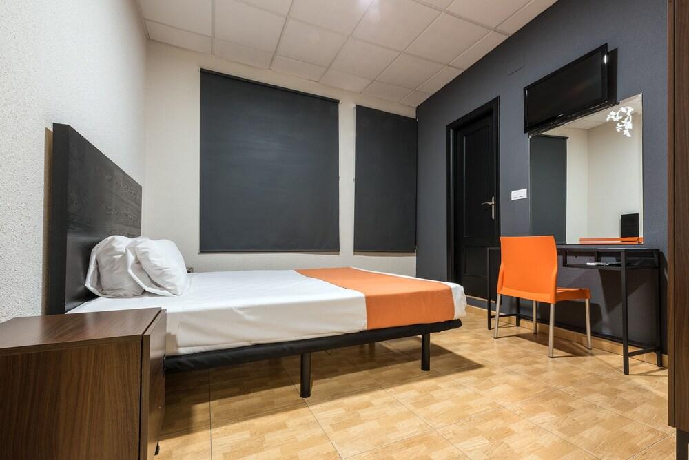Kubik Hotel Caces Екстериор снимка