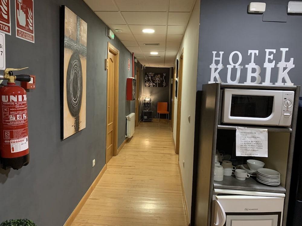 Kubik Hotel Caces Екстериор снимка