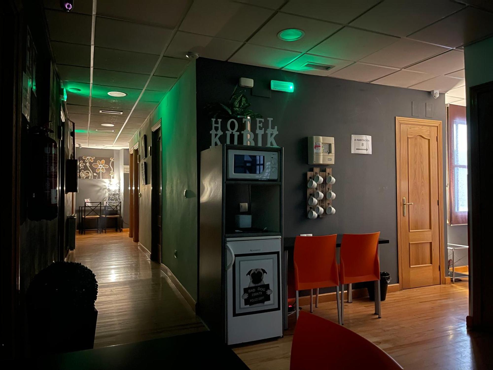 Kubik Hotel Caces Екстериор снимка