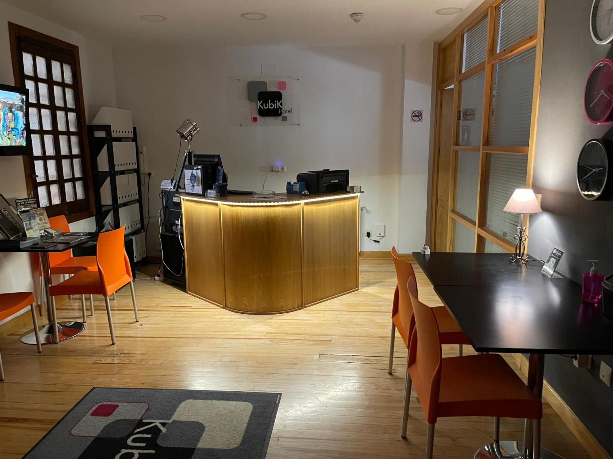 Kubik Hotel Caces Екстериор снимка